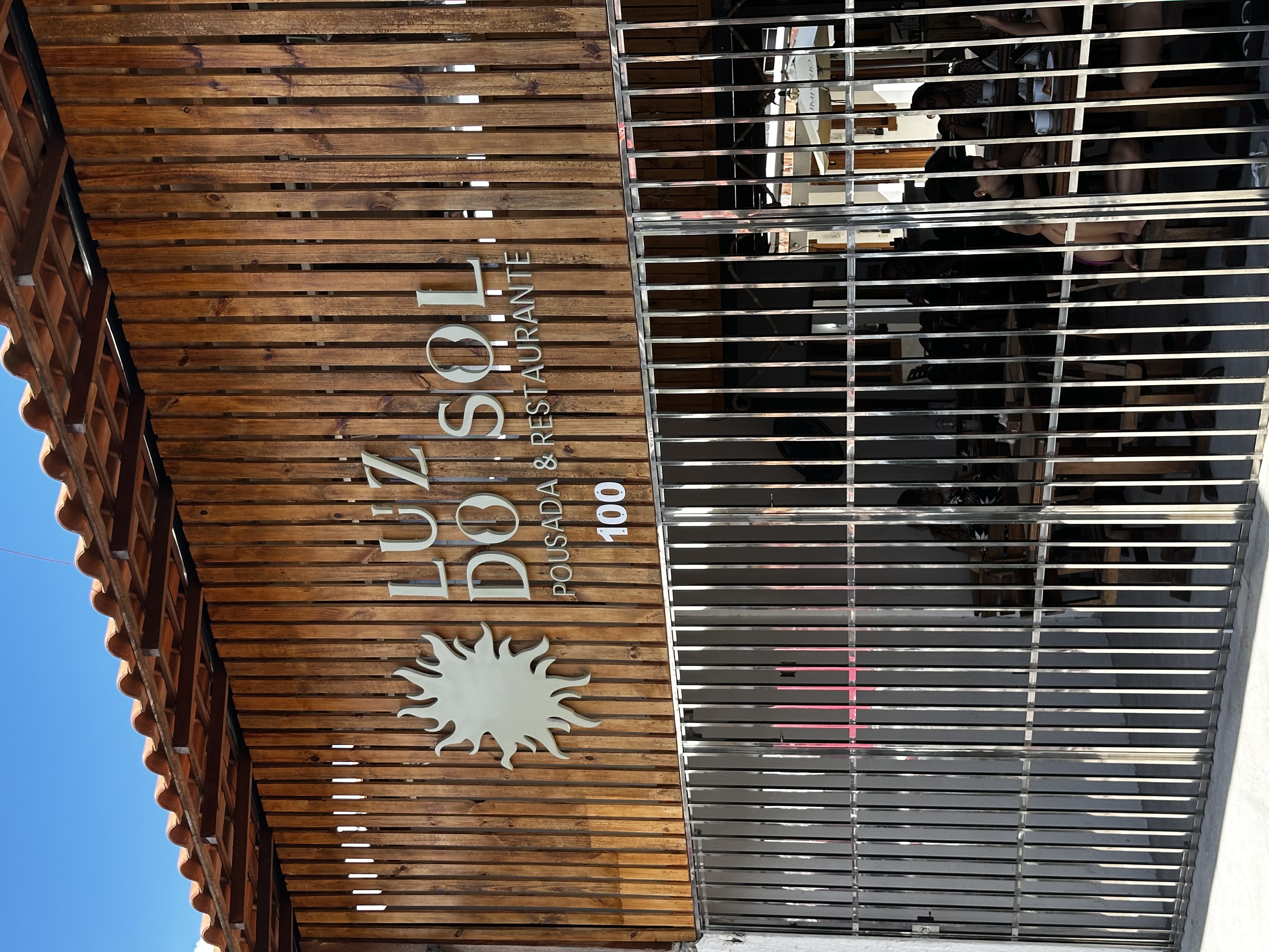 Entrada e fachada da Pousada Luz do Sol